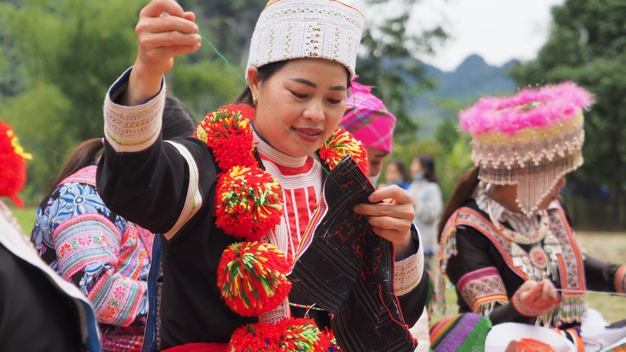 Ethnic girls preserve brocade weaving in the highlands