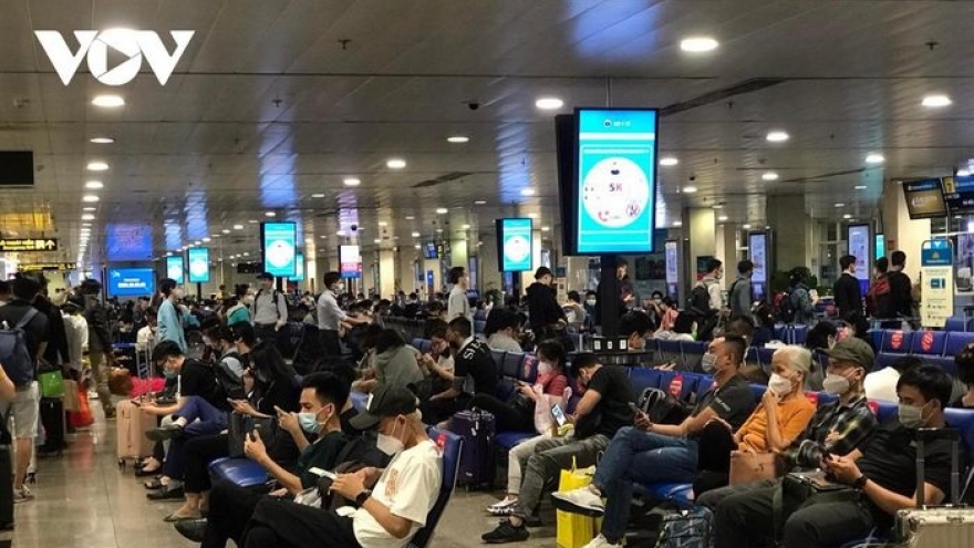 Noi Bai Airport overwhelmed by rising passenger numbers 