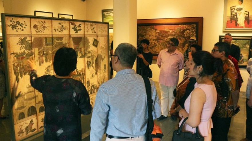 UNESCO officials, foreign diplomats explore Vietnamese lacquer paintings