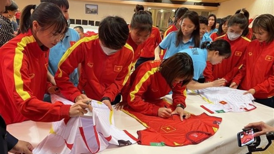 Vietnamese women's football squad arrive in Paris for friendly game