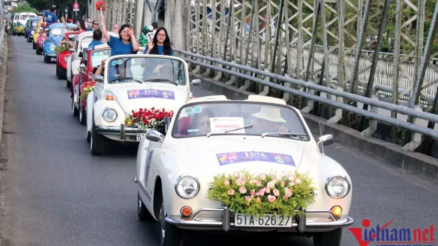 Vintage cars parade through former imperial city