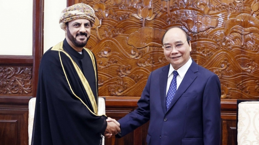 State President hosts outgoing ambassadors of Oman, Czech Republic