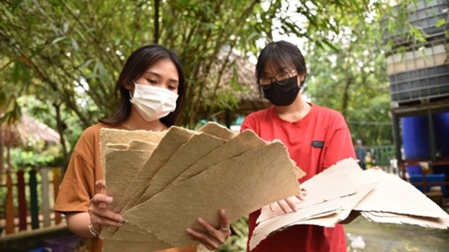 HCM City’s zoo makes eco-friendly paper from elephant dung