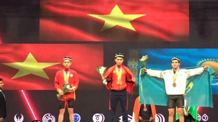 Young Vietnamese weightlifter breaks three world records 