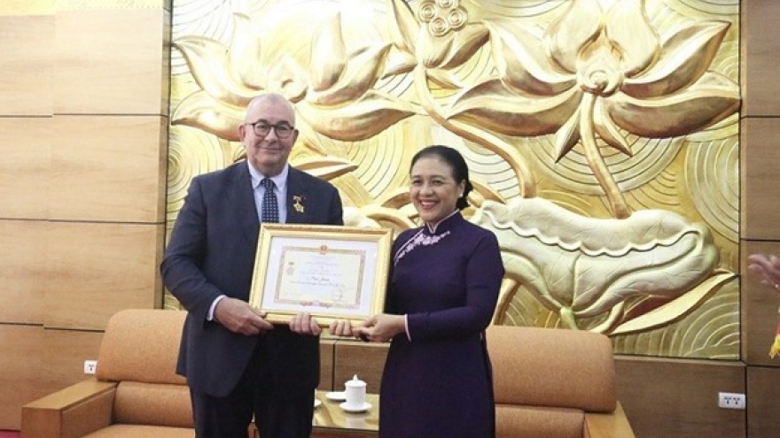 VUFO presents insignia to outgoing Belgian Ambassador to Vietnam