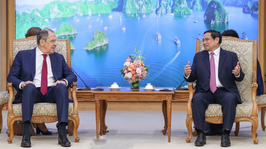 PM Chinh invites Russian Premier to visit Vietnam