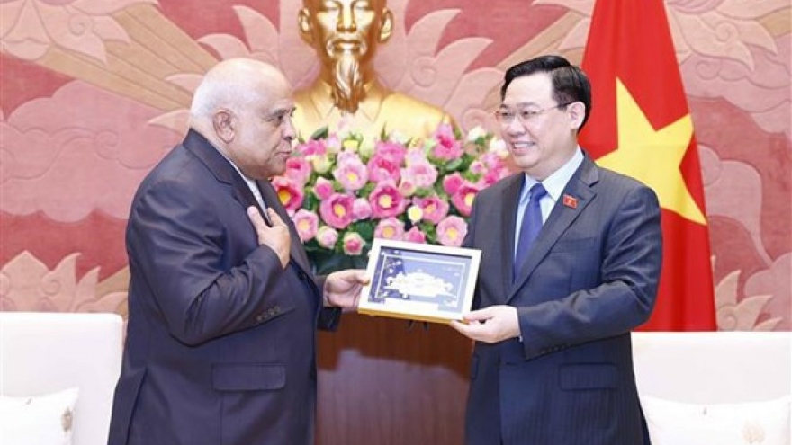 Top Vietnamese legislator welcomes Ambassadors of Cuba, Russia