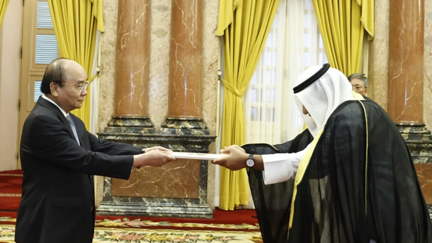 State leader receives Kuwaiti and Israeli ambassadors
