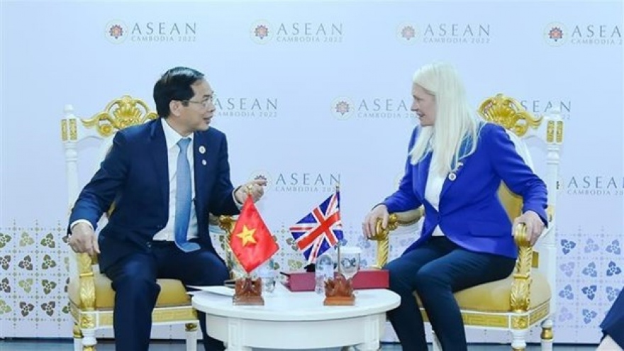 Foreign Minister holds bilateral meetings on AMM-55 sidelines