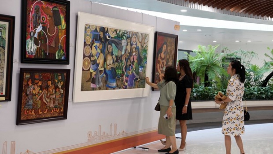 Da Nang art exhibition spreads love for the homeland