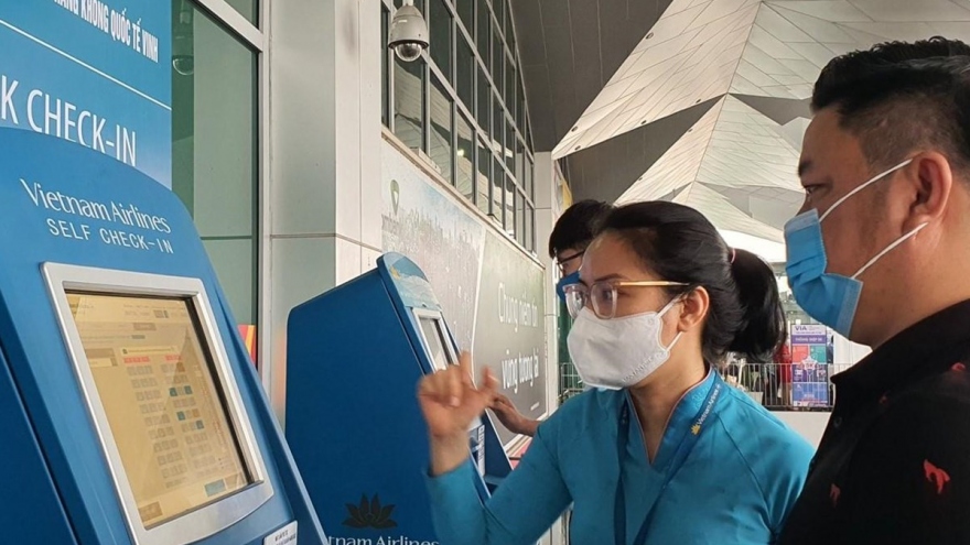 Vietnam Airlines launches check-in online service at Phu Bai Airport