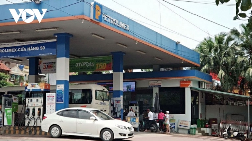 Retail petrol prices tumble for fifth consecutive time to close to VND25,000/l