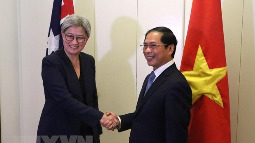 Australian FM affirms close-knit relationship with Vietnam