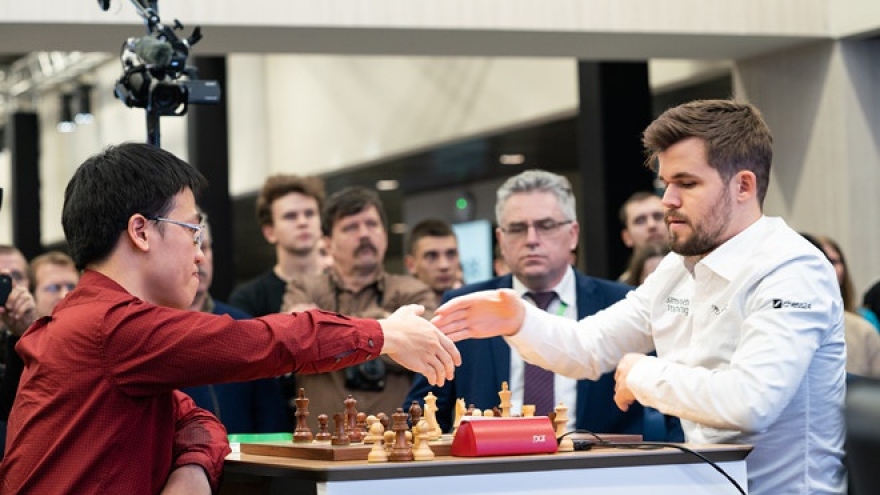 Quang Liem again overwhelmed by Magnus Carlsen at Generation Cup 2022