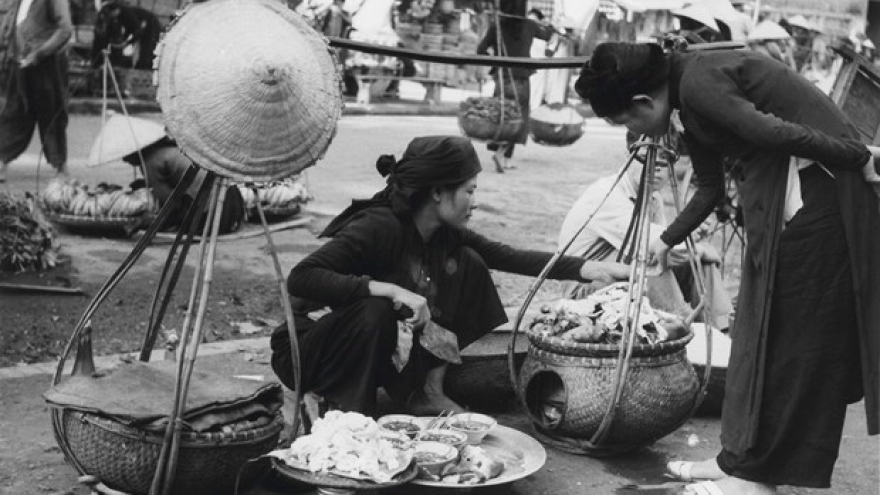 Exhibition features Hanoi’s street vendors before 1930