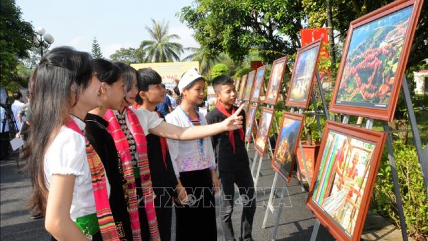 Photo exhibition on UNESCO-recognised Xoe Thai dance opens in Yen Bai
