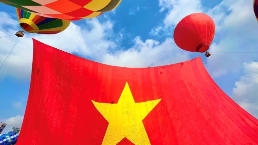 Hot air balloons carry giant national flag into sky on National Day