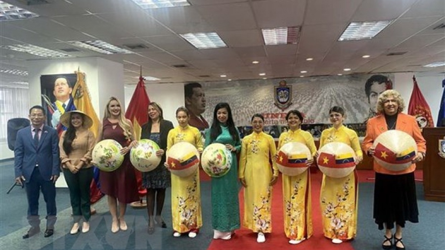 Vietnam’s traditional long dresses introduced in Venezuela