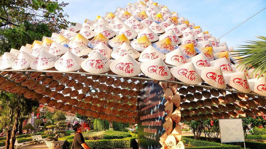 Giant calligraphy hat breaks record as largest in Vietnam