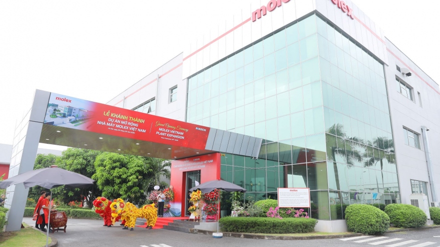 Foreign hi-tech firms expand investment in Vietnamese market