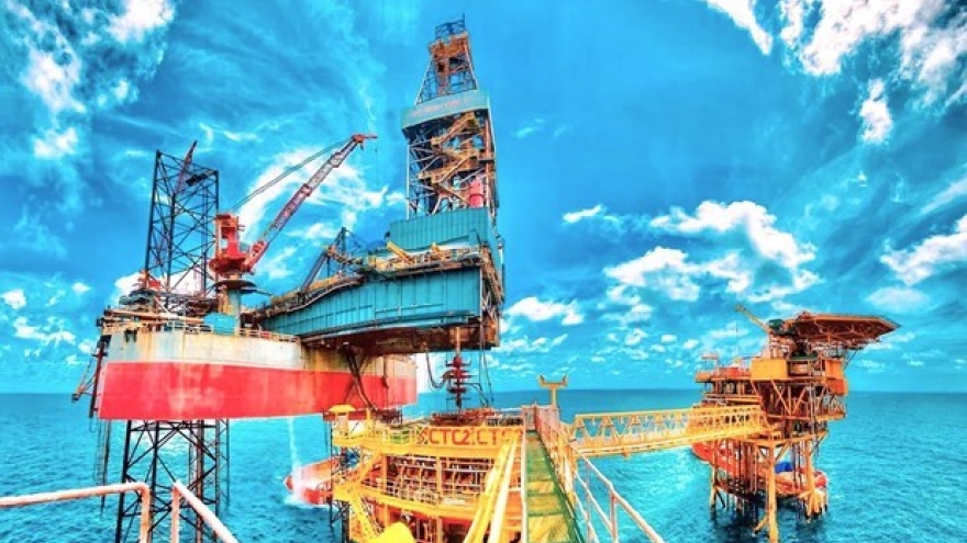 Vietsovpetro welcomes first oil flow from Ca Tam field's second rig
