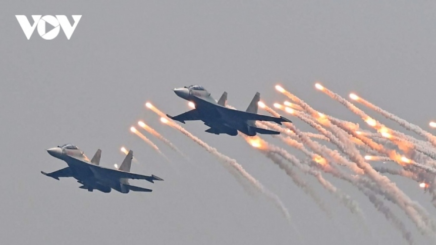 Su-30MK2 fighters puts on impressive performance in skies of Hanoi