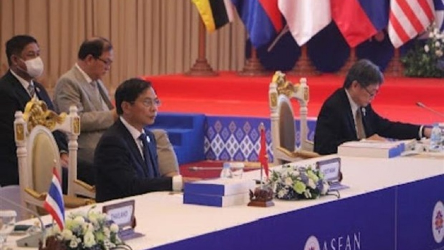 FM Son attends preparatory meetings for 40th, 41st ASEAN summits