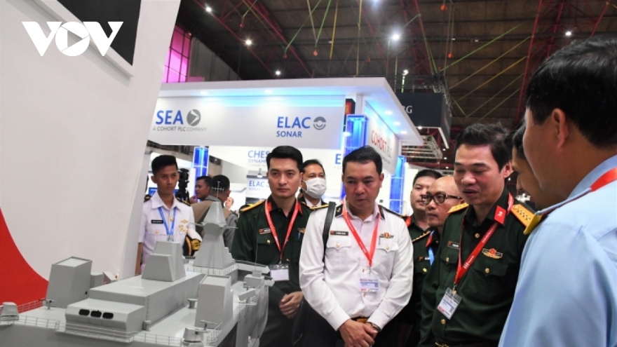 Vietnam attends defence expo and forum in Indonesia