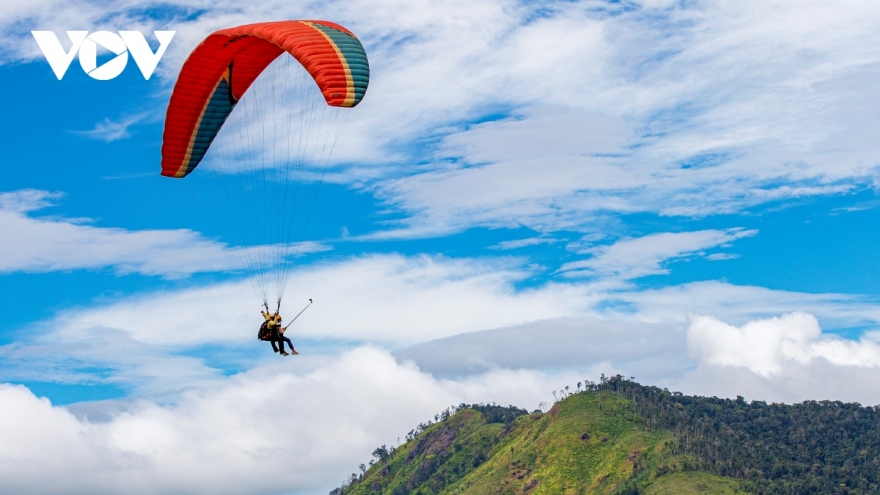 Festival-goers experience paragliding over extinct volcano