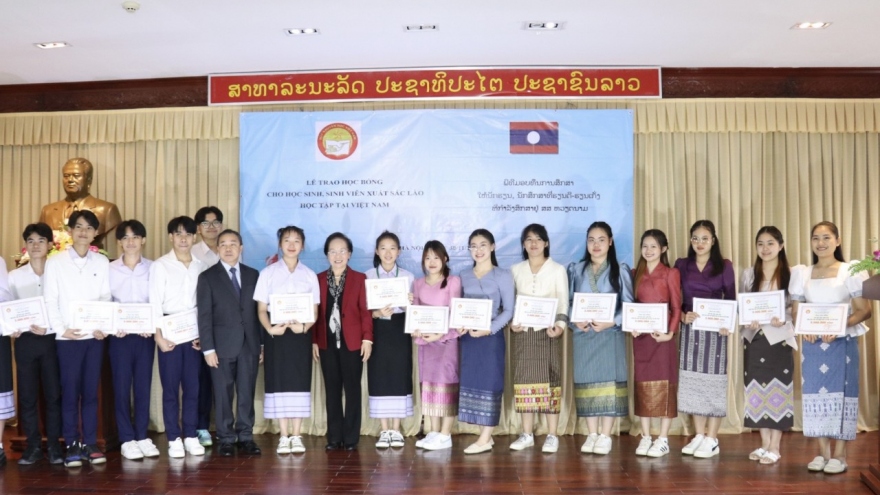 200 scholarships presented to Lao students in Vietnam