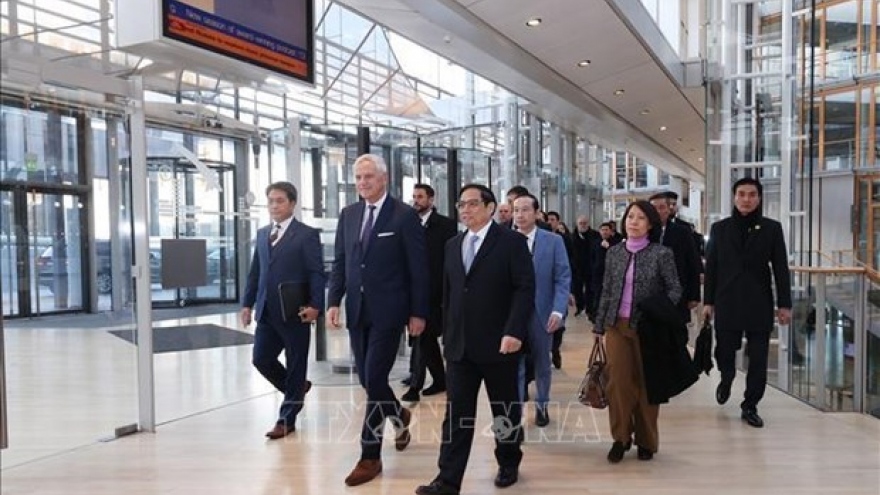 PM visits European Investment Bank in Luxembourg