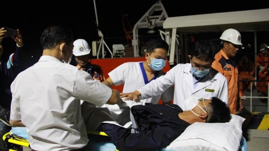 Sick Chinese sailor brought ashore for treatment in Khanh Hoa