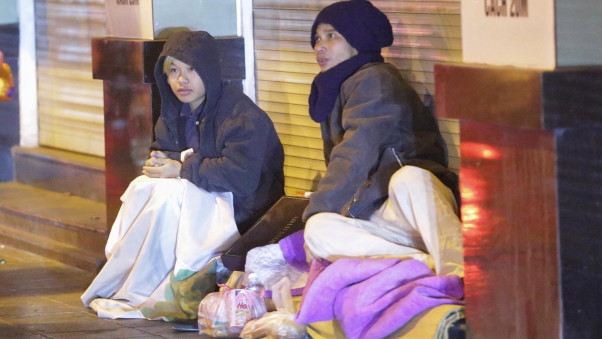 Hanoians bundle up as northern region hit by cold snap