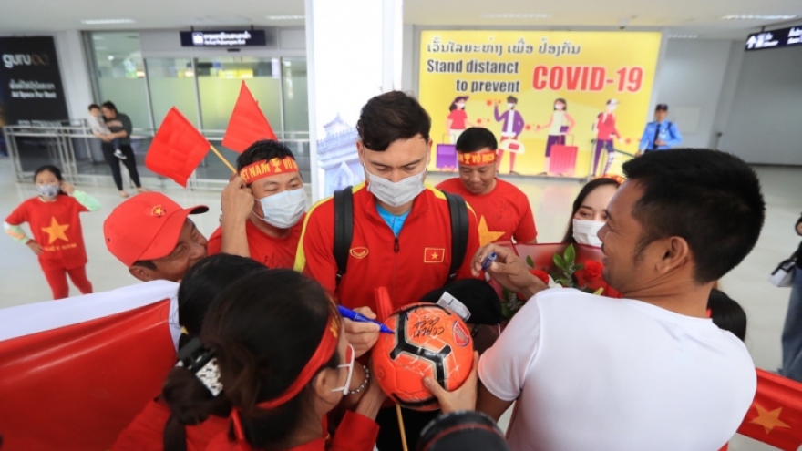 Vietnamese players fly to Vientiane for AFF Cup clash with Lao opponents