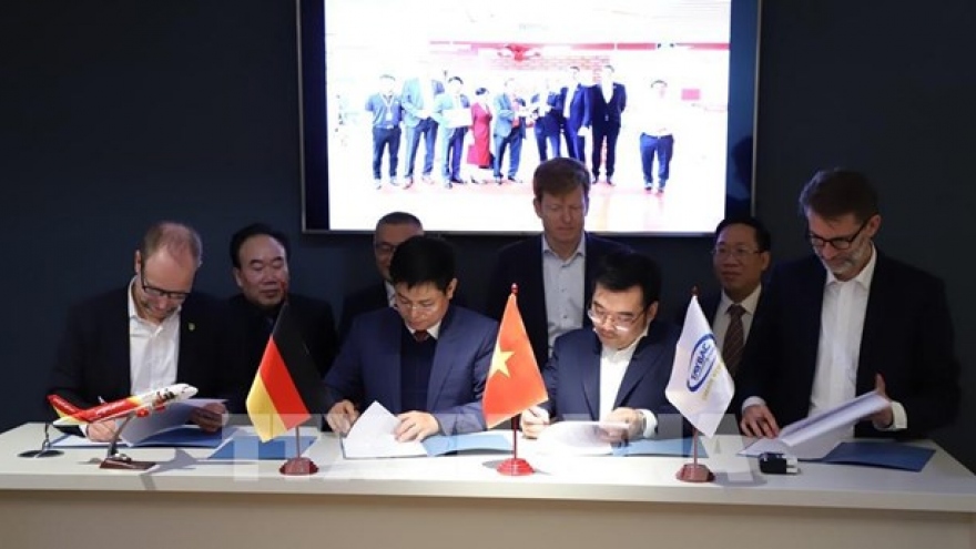 Vietnamese, German partners seal deal in air transport, logistics