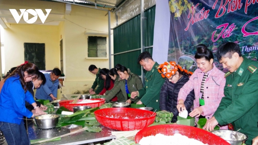 Border troops support needy people for joyful Lunar New Year