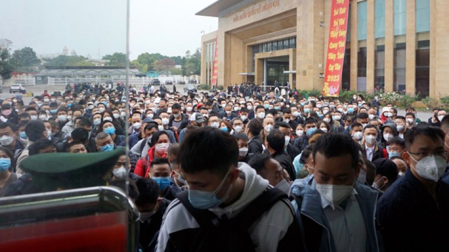 Chinese citizens line up waiting to return to mainland at border gate