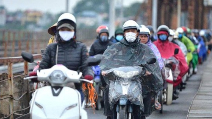 Cold wave grips northern Vietnam before drizzling rain falls