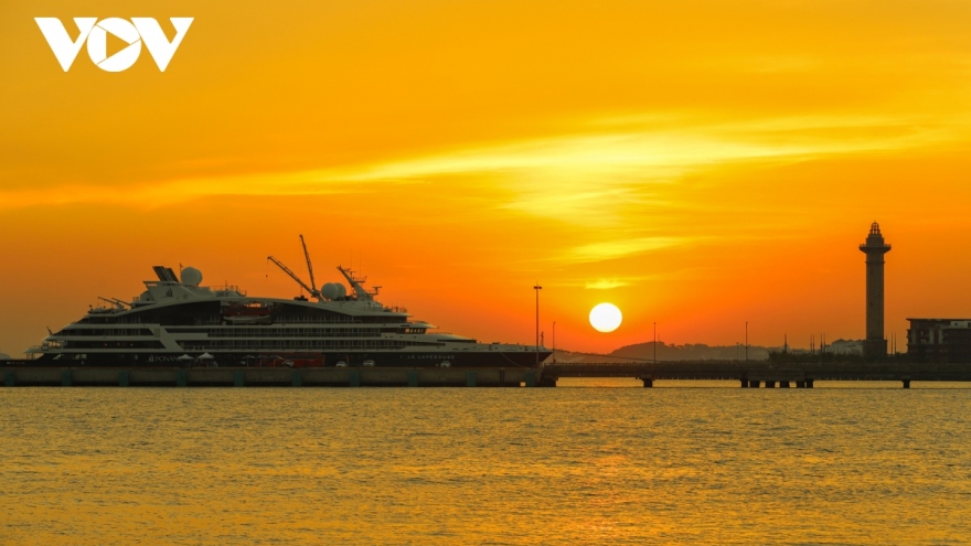 Ha Long Bay among stunning Asian seaside spots to watch sunrise and sunset
