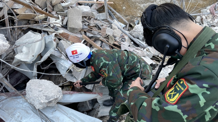 Vietnamese military rescuers position three quake victims in Turkey