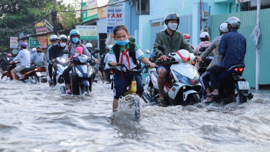 High tides cause disorder to daily lives of HCM City residents