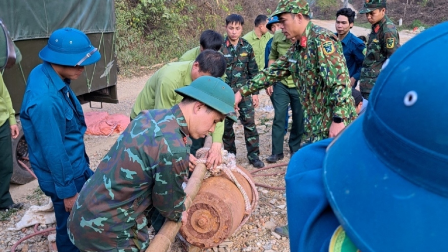 350kg wartime bomb tackled in northern Vietnam