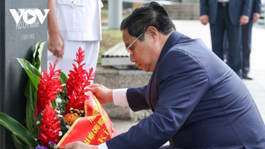 PM Chinh lays flowers at President Ho Chi Minh statue in Singapore