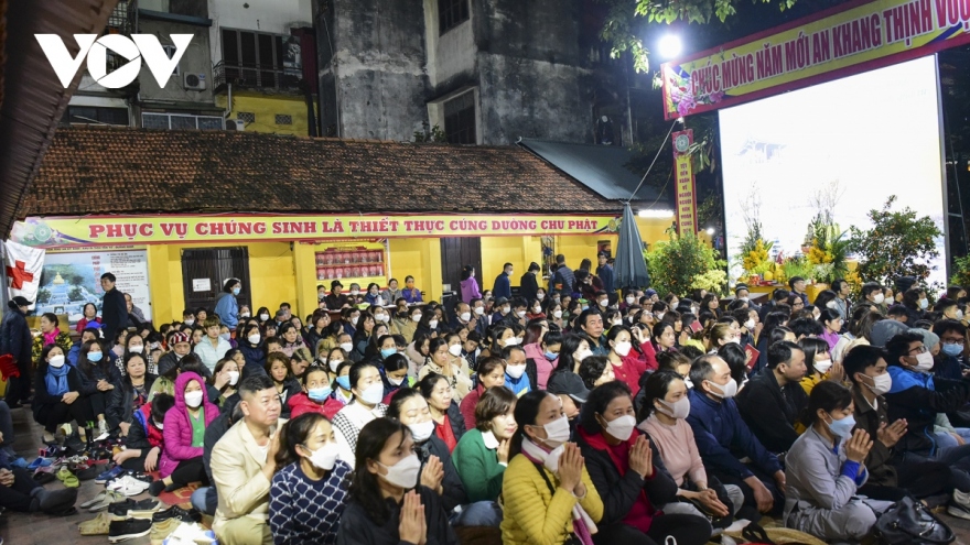 Vietnamese people pray for peace in New Year