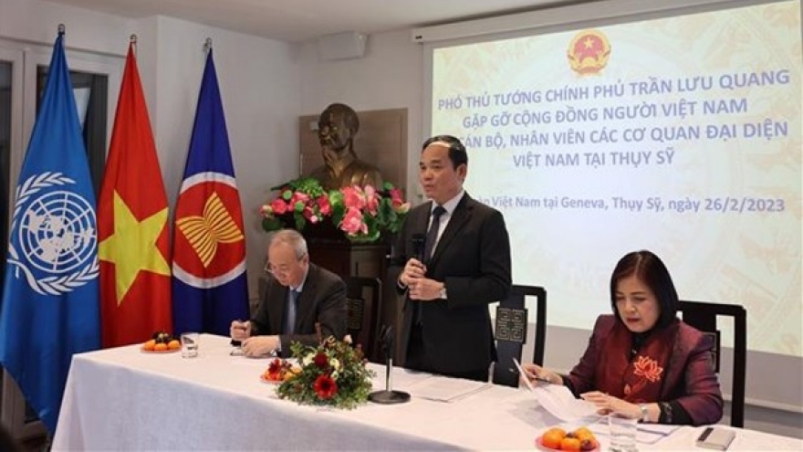Deputy PM meets Vietnamese expats in Switzerland