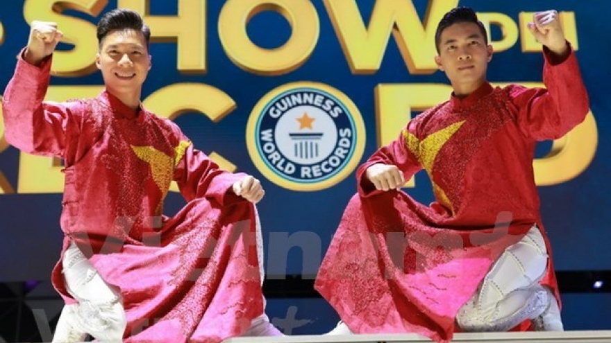 Circus artists Quoc Co, Quoc Nghiep set new world record