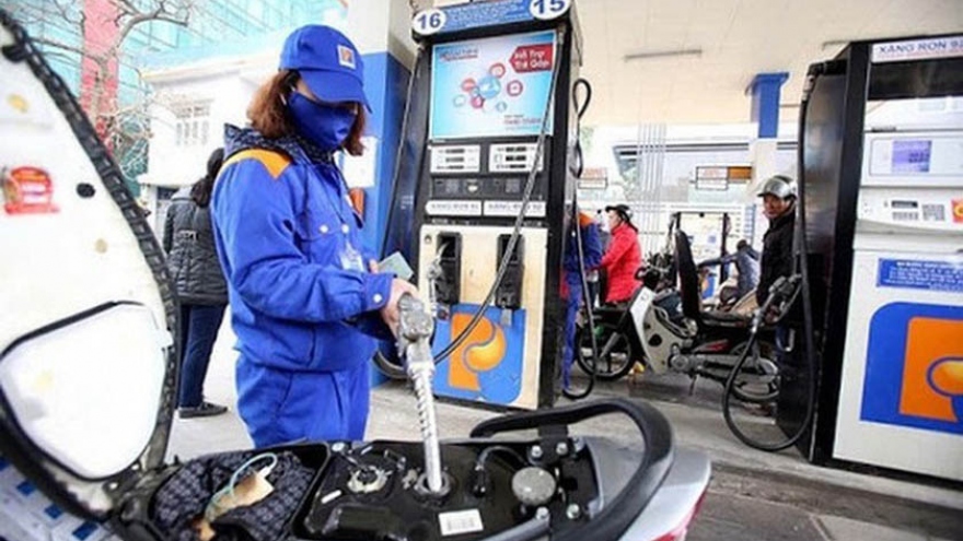 Petrol prices fall by VND800 per litre under latest adjustment