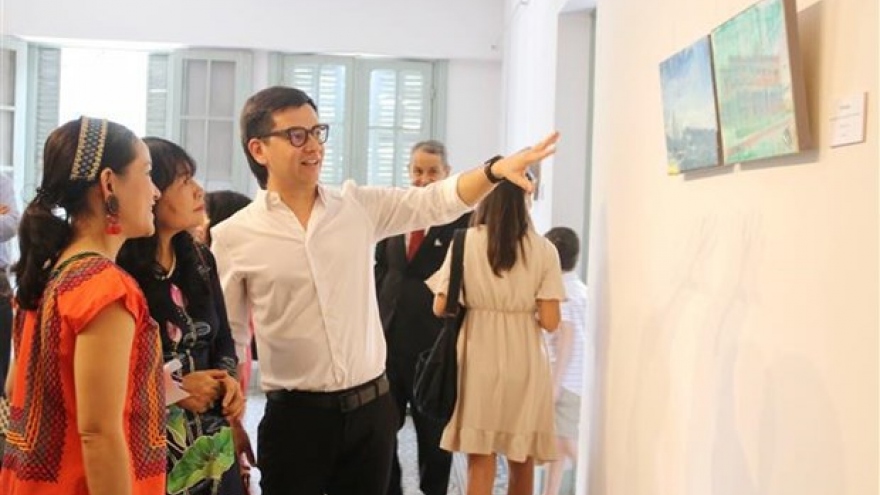 Mexican painter Diego Rodarte’s paintings exhibited in HCM City