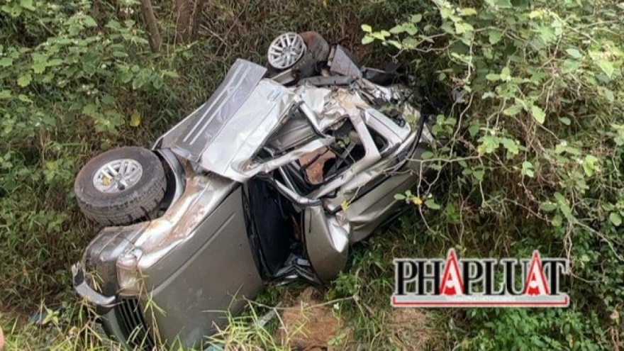 Two killed after car plunges off bridge in Lam Dong