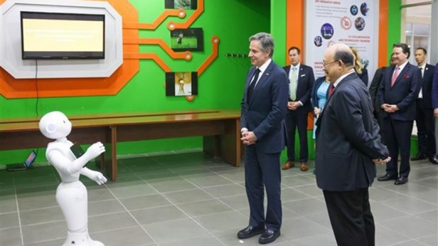 US Secretary of State visits AI-powered projects at Hanoi university